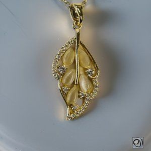 Gold 0.5 ct Zircon 2 ct White Jade Wealth Leaf Pendant Necklace